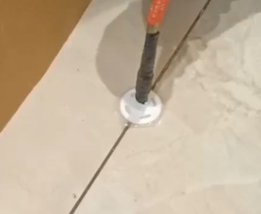临澧瓷砖空鼓维修公司专业解答瓷砖在铺贴过程中，如果没有涂抹均匀到位的粘结材料（如水泥砂浆或瓷砖胶），可能会导致以下问题
