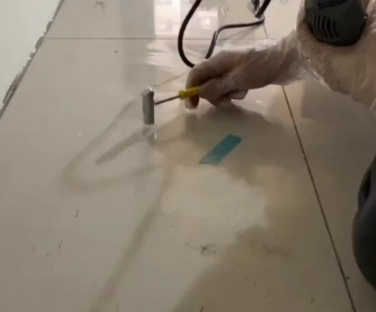 临澧瓷砖开裂维修公司专业分享瓷砖在铺贴前如果没有沥干水分，将会导致以下问题